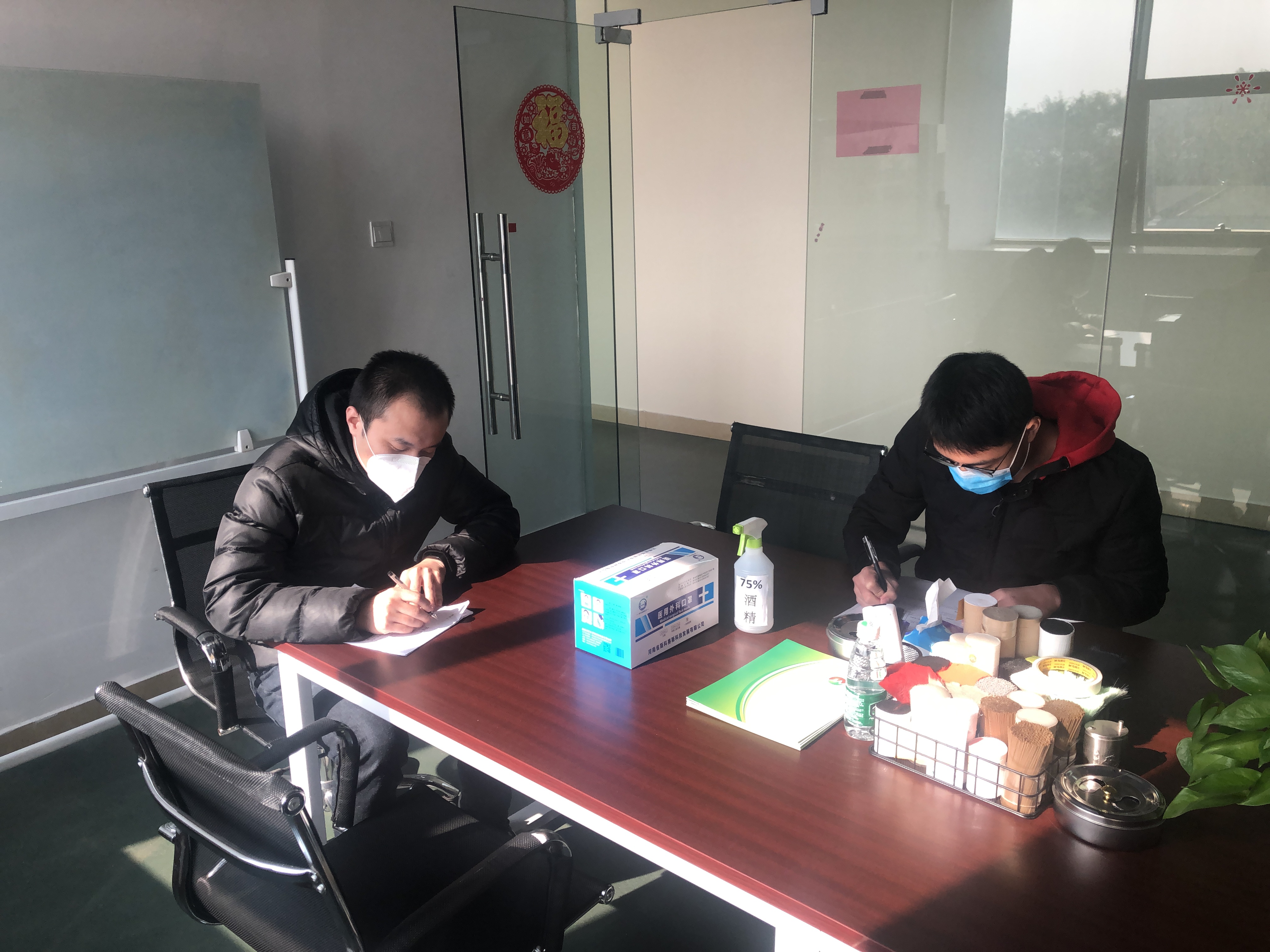 發放口罩，填寫登記表